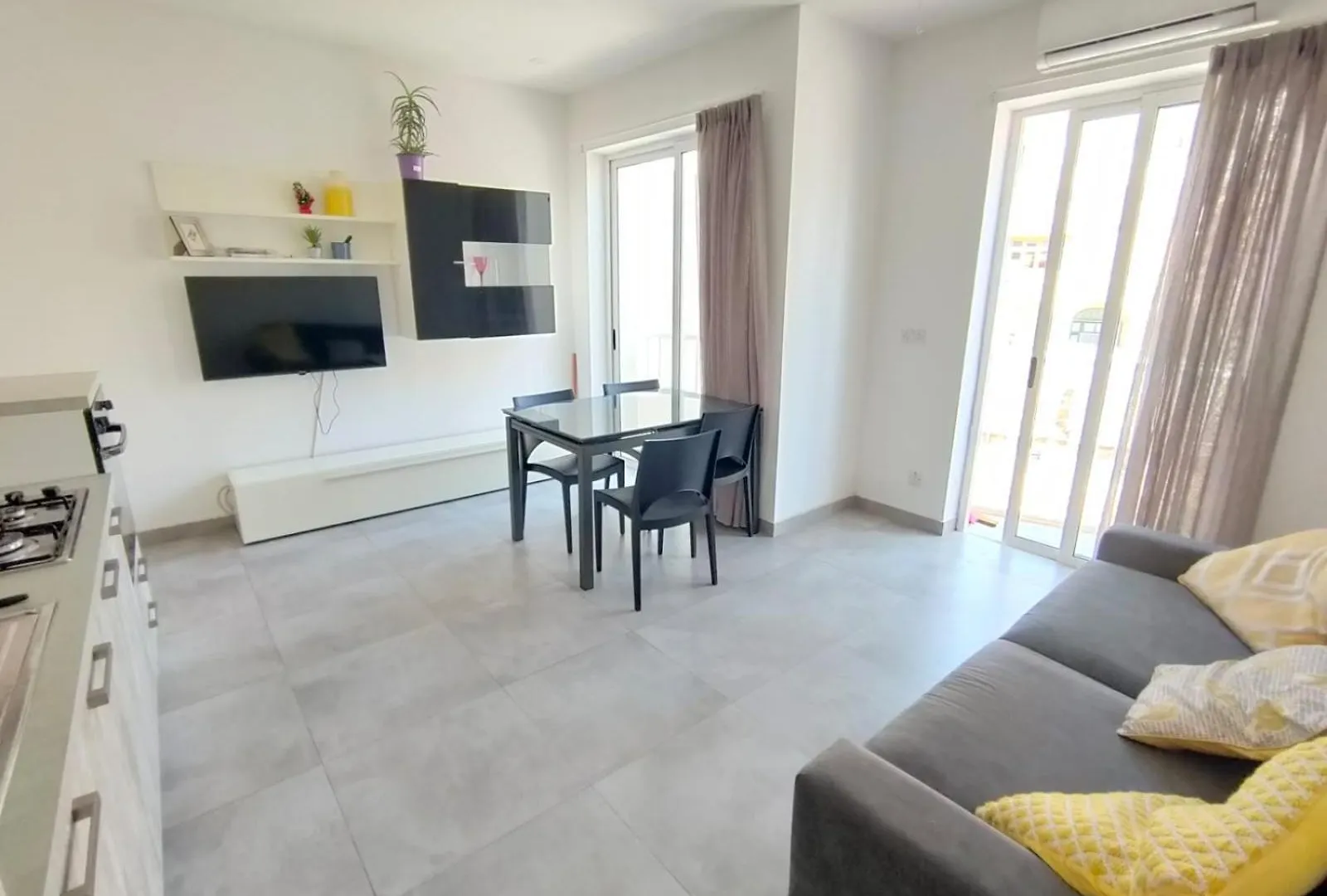 Cosy Seaside Apt, 200M From The Seafront contacts